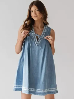 Robe courte en jean brodée pour femme - Robe d'été décontractée à col en V et noué sur le devant coupe babydoll avec poches - Vacances d'été à la plage 2026
