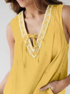 Robe courte en jean brodée pour femme - Robe d'été décontractée à col en V et noué sur le devant coupe babydoll avec poches - Vacances d'été à la plage 2026