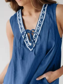 Robe courte en jean brodée pour femme - Robe d'été décontractée à col en V et noué sur le devant coupe babydoll avec poches - Vacances d'été à la plage 2026