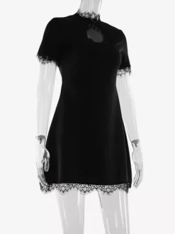 Robe courte élégante noire à col montant et manches courtes coupe trapèze ornée de dentelle et à découpe en forme de goutte - Idéale pour une fête d'anniversaire printanière (2026)