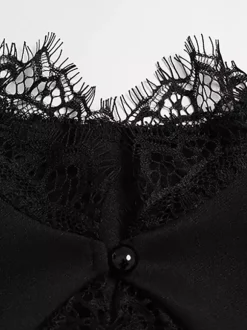 Robe courte élégante noire à col montant et manches courtes coupe trapèze ornée de dentelle et à découpe en forme de goutte - Idéale pour une fête d'anniversaire printanière (2026)