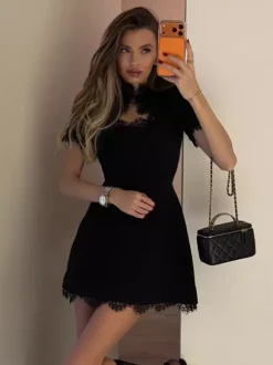 Robe courte élégante noire à col montant et manches courtes coupe trapèze ornée de dentelle et à découpe en forme de goutte - Idéale pour une fête d'anniversaire printanière (2026)