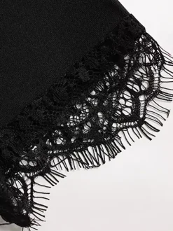 Robe courte élégante noire à col montant et manches courtes coupe trapèze ornée de dentelle et à découpe en forme de goutte - Idéale pour une fête d'anniversaire printanière (2026)
