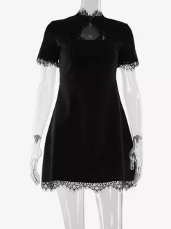 Robe courte élégante noire à col montant et manches courtes coupe trapèze ornée de dentelle et à découpe en forme de goutte - Idéale pour une fête d'anniversaire printanière (2026)