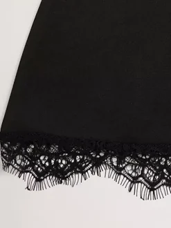 Robe courte élégante noire à col montant et manches courtes coupe trapèze ornée de dentelle et à découpe en forme de goutte - Idéale pour une fête d'anniversaire printanière (2026)