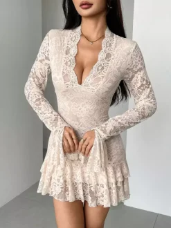 Robe courte à manches longues col en V dentelle superposée et ourlet à volants collection femme 2026