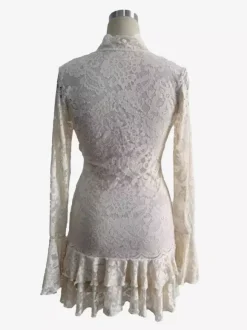 Robe courte à manches longues col en V dentelle superposée et ourlet à volants collection femme 2026