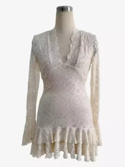 Robe courte à manches longues col en V dentelle superposée et ourlet à volants collection femme 2026