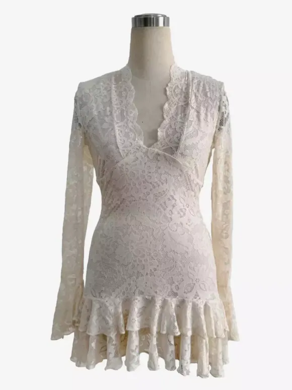 Robe courte à manches longues col en V dentelle superposée et ourlet à volants collection femme 2026