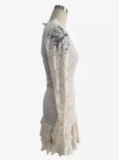 Robe courte à manches longues col en V dentelle superposée et ourlet à volants collection femme 2026
