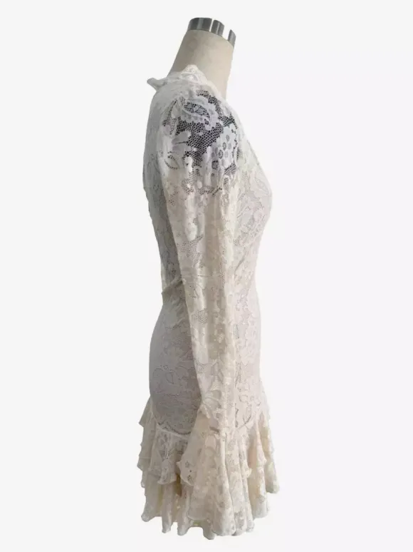 Robe courte à manches longues col en V dentelle superposée et ourlet à volants collection femme 2026