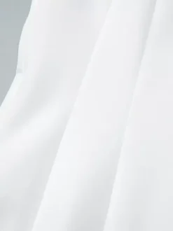 Robe courte plissée à manches courtes et col en V style décontracté écru et blanc idéale pour un rendez-vous galant.