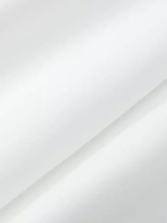 Robe courte plissée à manches courtes et col en V style décontracté écru et blanc idéale pour un rendez-vous galant.