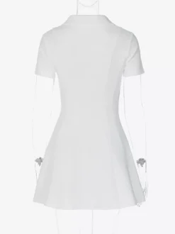Robe courte plissée à manches courtes et col en V style décontracté écru et blanc idéale pour un rendez-vous galant.