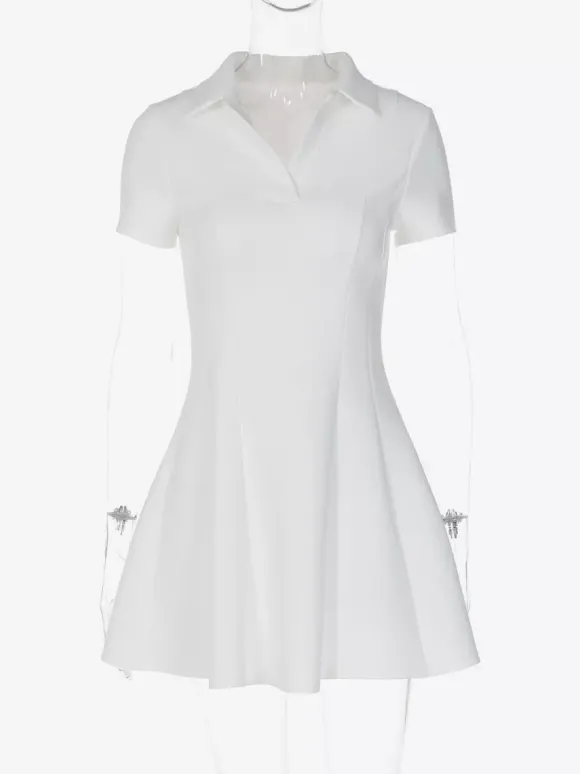 Robe courte plissée à manches courtes et col en V style décontracté écru et blanc idéale pour un rendez-vous galant.