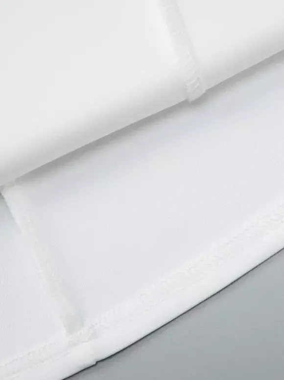 Robe courte plissée à manches courtes et col en V style décontracté écru et blanc idéale pour un rendez-vous galant.
