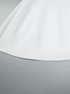 Robe courte plissée à manches courtes et col en V style décontracté écru et blanc idéale pour un rendez-vous galant.