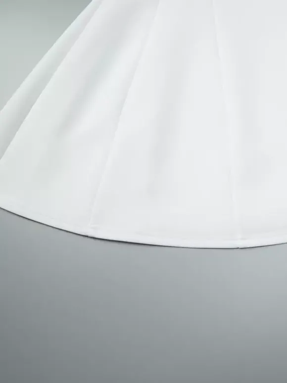 Robe courte plissée à manches courtes et col en V style décontracté écru et blanc idéale pour un rendez-vous galant.