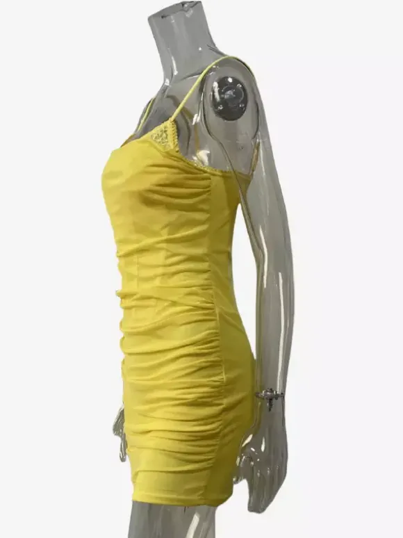 Robe courte rose pâle à bretelles spaghetti et froncée moulante pour femme (2026)
