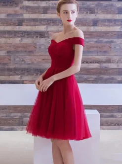Robe de bal bordeaux en tulle hors de l'épaule laçage sur dos longueur au genou