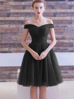 Robe de bal bordeaux en tulle hors de l'épaule laçage sur dos longueur au genou