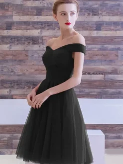 Robe de bal bordeaux en tulle hors de l'épaule laçage sur dos longueur au genou