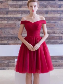 Robe de bal bordeaux en tulle hors de l'épaule laçage sur dos longueur au genou