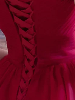 Robe de bal bordeaux en tulle hors de l'épaule laçage sur dos longueur au genou