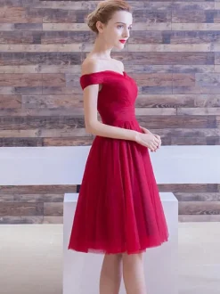 Robe de bal bordeaux en tulle hors de l'épaule laçage sur dos longueur au genou