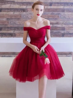 Robe de bal bordeaux en tulle hors de l'épaule laçage sur dos longueur au genou