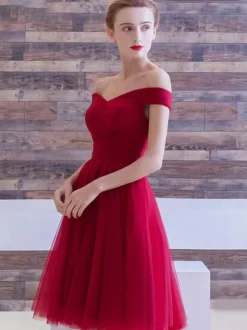 Robe de bal bordeaux en tulle hors de l'épaule laçage sur dos longueur au genou