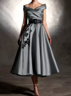 Robe de bal en satin décolleté travaillé manches courtes ornée d'appliqués