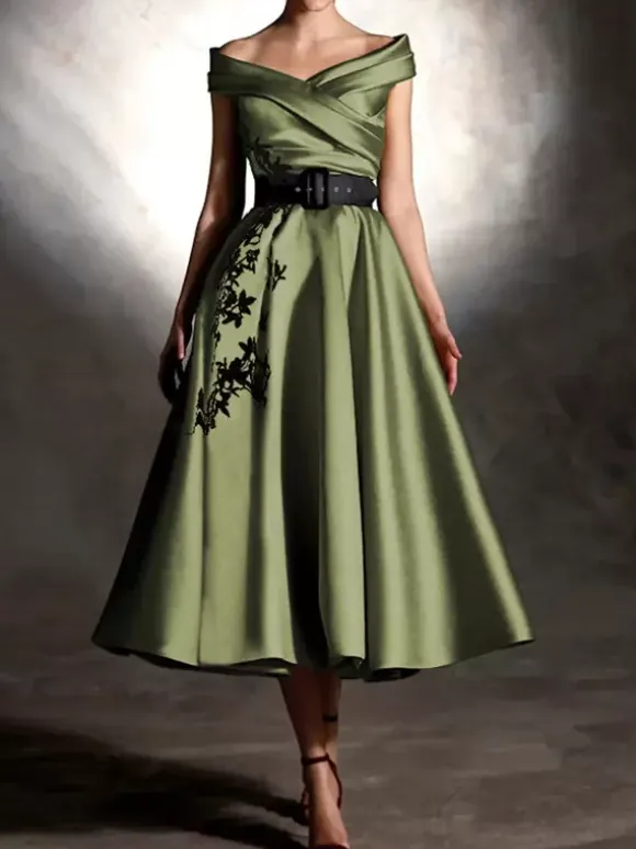 Robe de bal en satin décolleté travaillé manches courtes ornée d'appliqués