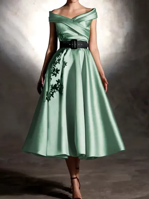 Robe de bal en satin décolleté travaillé manches courtes ornée d'appliqués