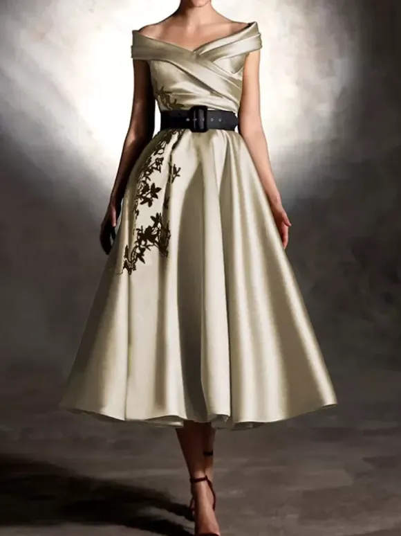 Robe de bal en satin décolleté travaillé manches courtes ornée d'appliqués