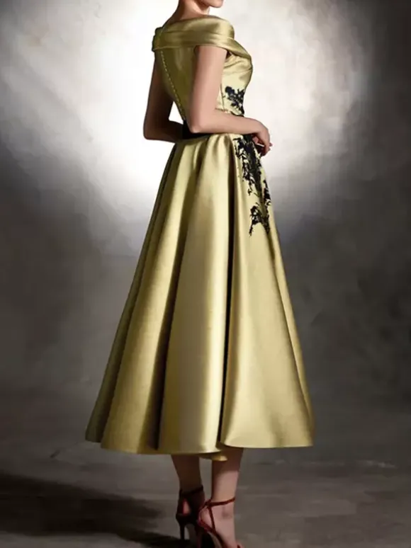 Robe de bal en satin décolleté travaillé manches courtes ornée d'appliqués