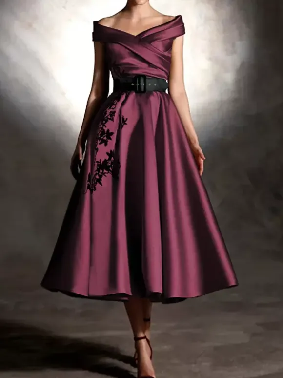 Robe de bal en satin décolleté travaillé manches courtes ornée d'appliqués