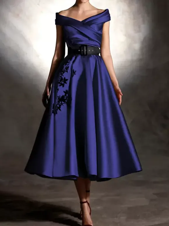 Robe de bal en satin décolleté travaillé manches courtes ornée d'appliqués