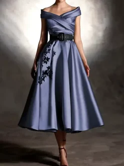 Robe de bal en satin décolleté travaillé manches courtes ornée d'appliqués