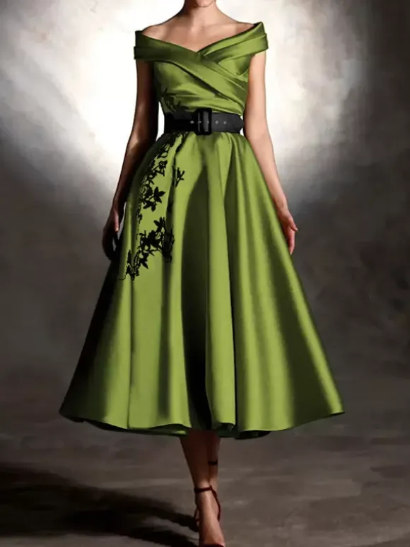 Robe de bal en satin décolleté travaillé manches courtes ornée d'appliqués