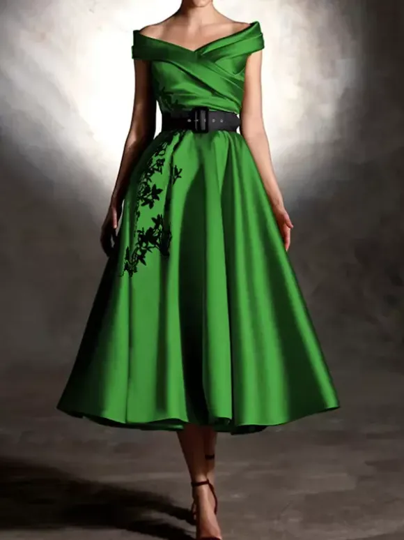 Robe de bal en satin décolleté travaillé manches courtes ornée d'appliqués