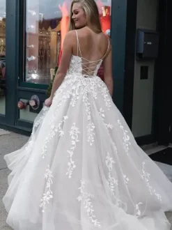 Robe de bal lavande col V à lacets dos nu criss-cross robes de soirée en dentelle