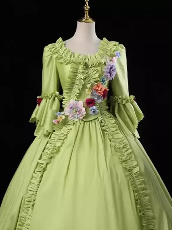 Robe de bal rococo pour femme style vintage manches longues et volants.