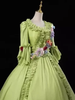 Robe de bal rococo pour femme style vintage manches longues et volants.