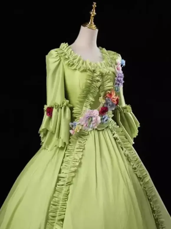 Robe de bal rococo pour femme style vintage manches longues et volants.