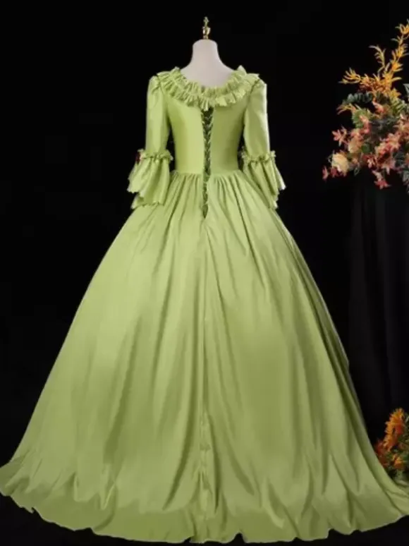 Robe de bal rococo pour femme style vintage manches longues et volants.