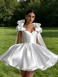 Robe de bal trapèze décolleté c艙ur courte sans manches lacets et n艙uds en satin idéale pour les soirées.