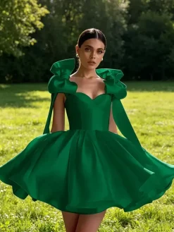 Robe de bal trapèze décolleté c艙ur courte sans manches lacets et n艙uds en satin idéale pour les soirées.