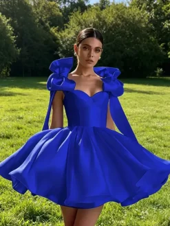 Robe de bal trapèze décolleté c艙ur courte sans manches lacets et n艙uds en satin idéale pour les soirées.