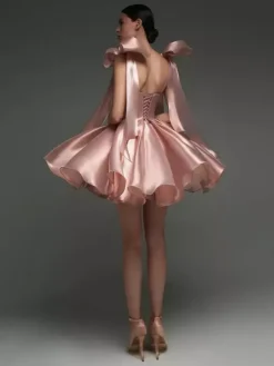 Robe de bal trapèze décolleté c艙ur courte sans manches lacets et n艙uds en satin idéale pour les soirées.